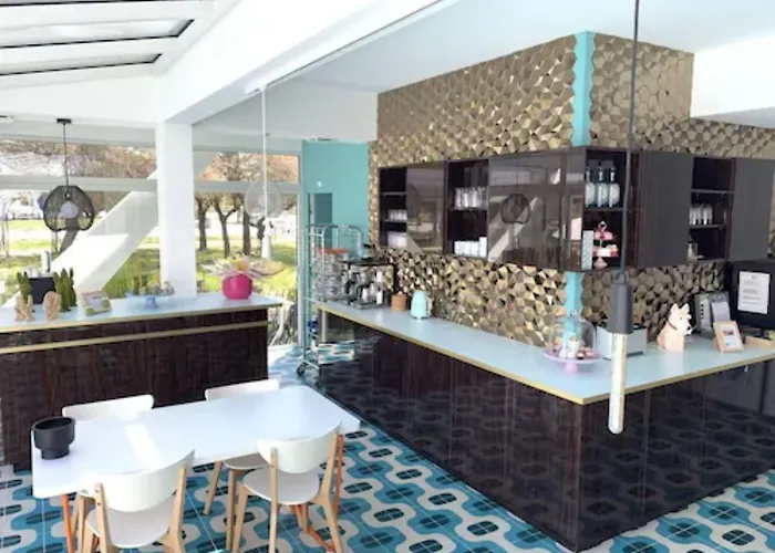 Hotel Saint-clair, Côté