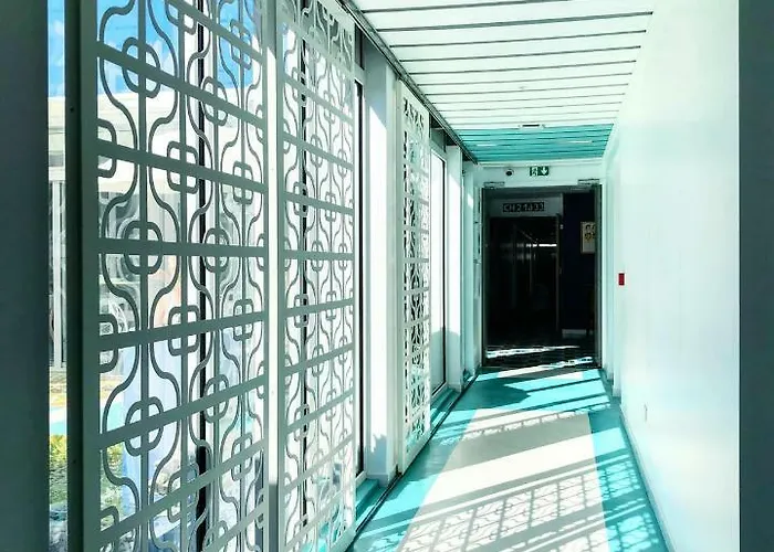 Hotel Saint-clair, Côté